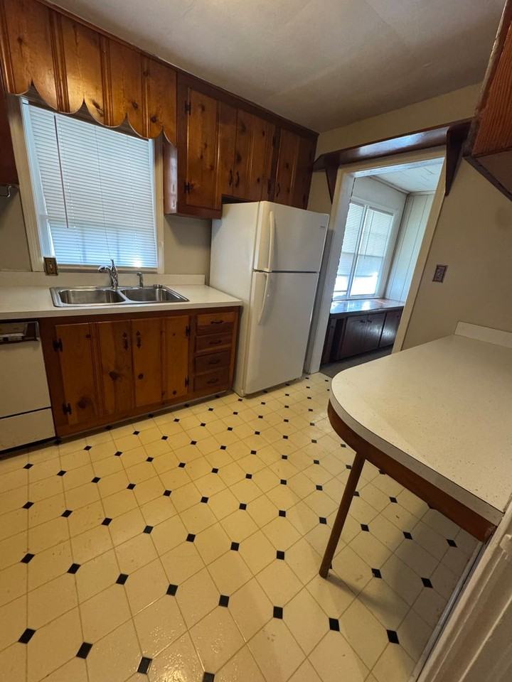 1004 Maplewood Avenue - Photo 6 of 13