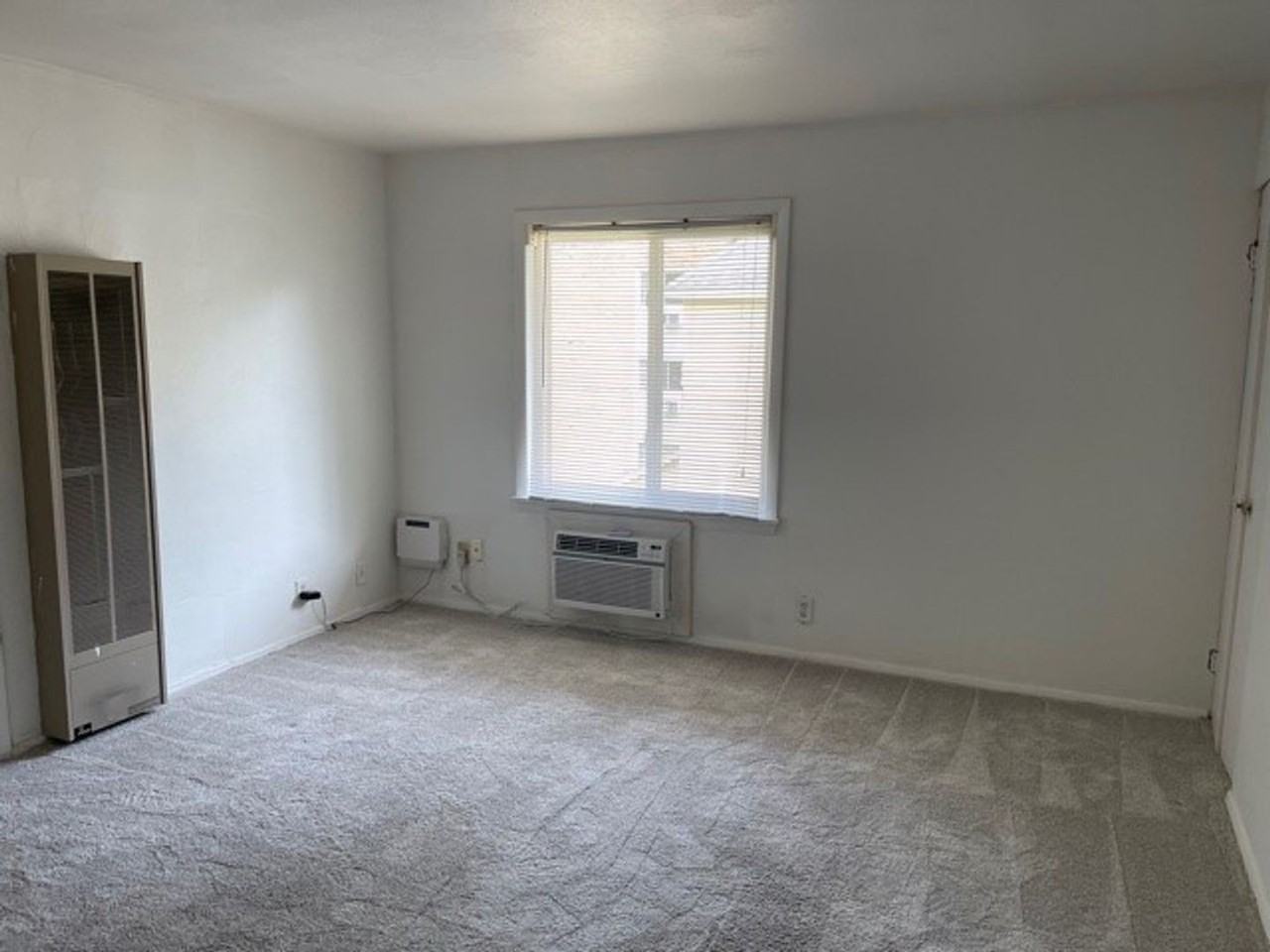 311 S Prairie St - Photo 5 of 8