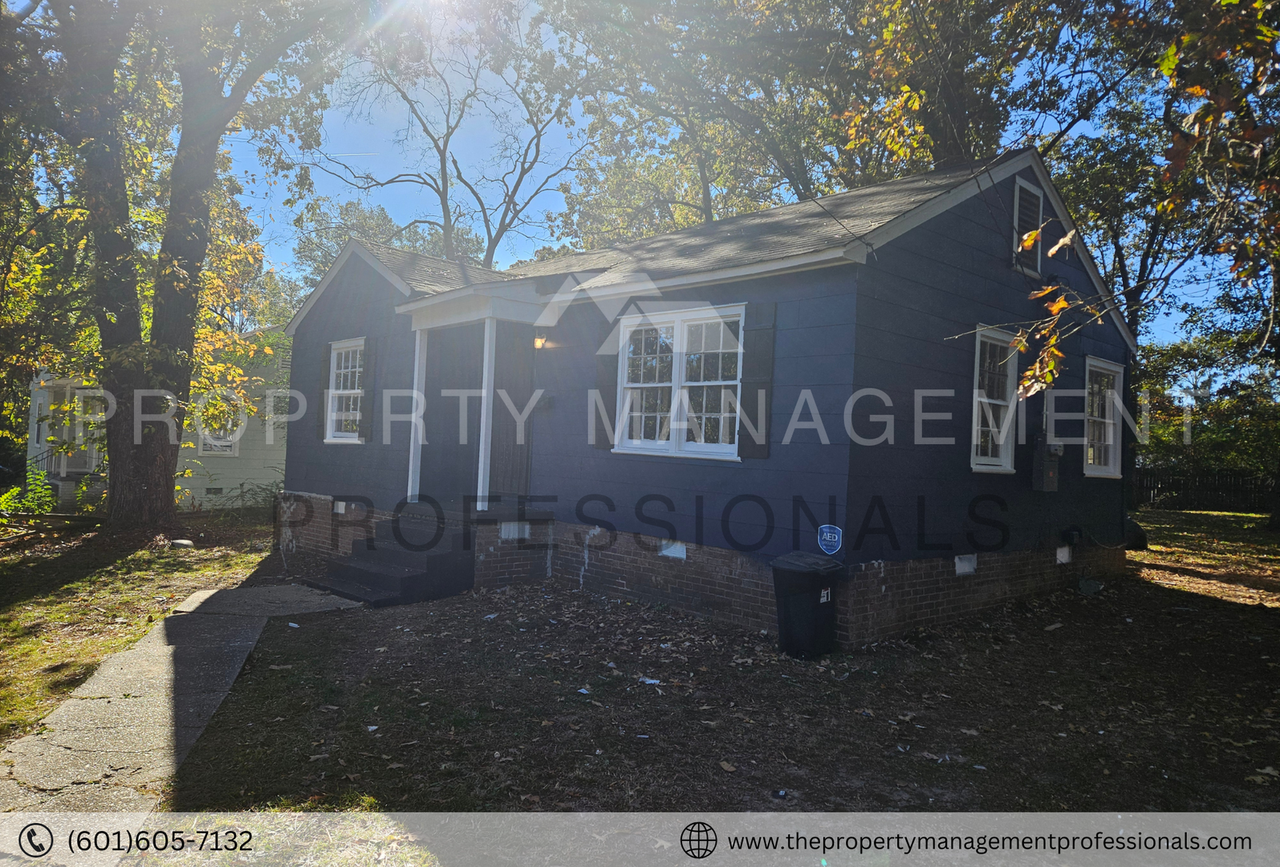 1025 Combs Street - Photo 3 of 12