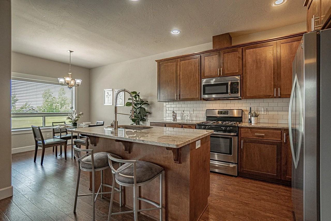 955 Camelot Dr - Photo 4 of 18