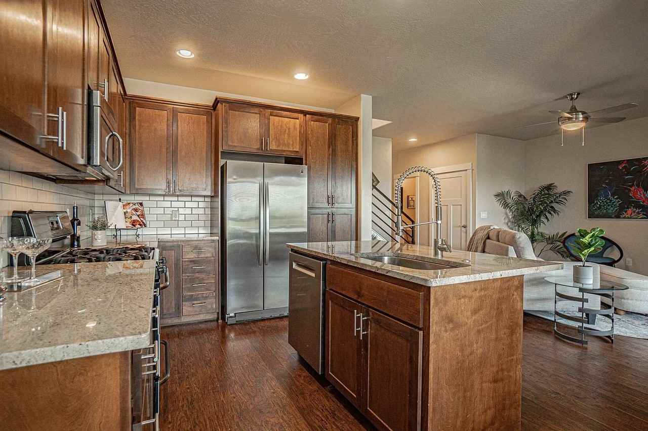 955 Camelot Dr - Photo 6 of 18