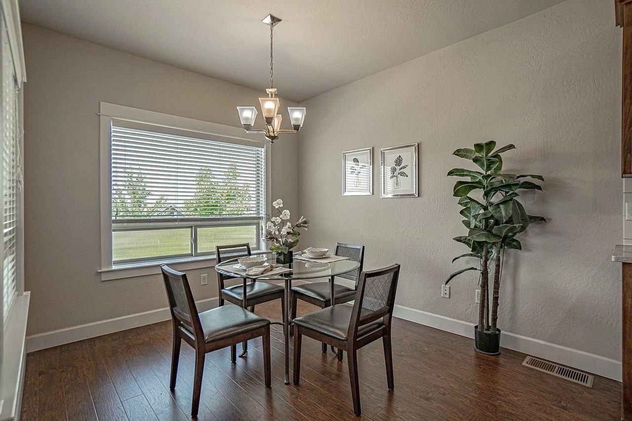 955 Camelot Dr - Photo 7 of 18