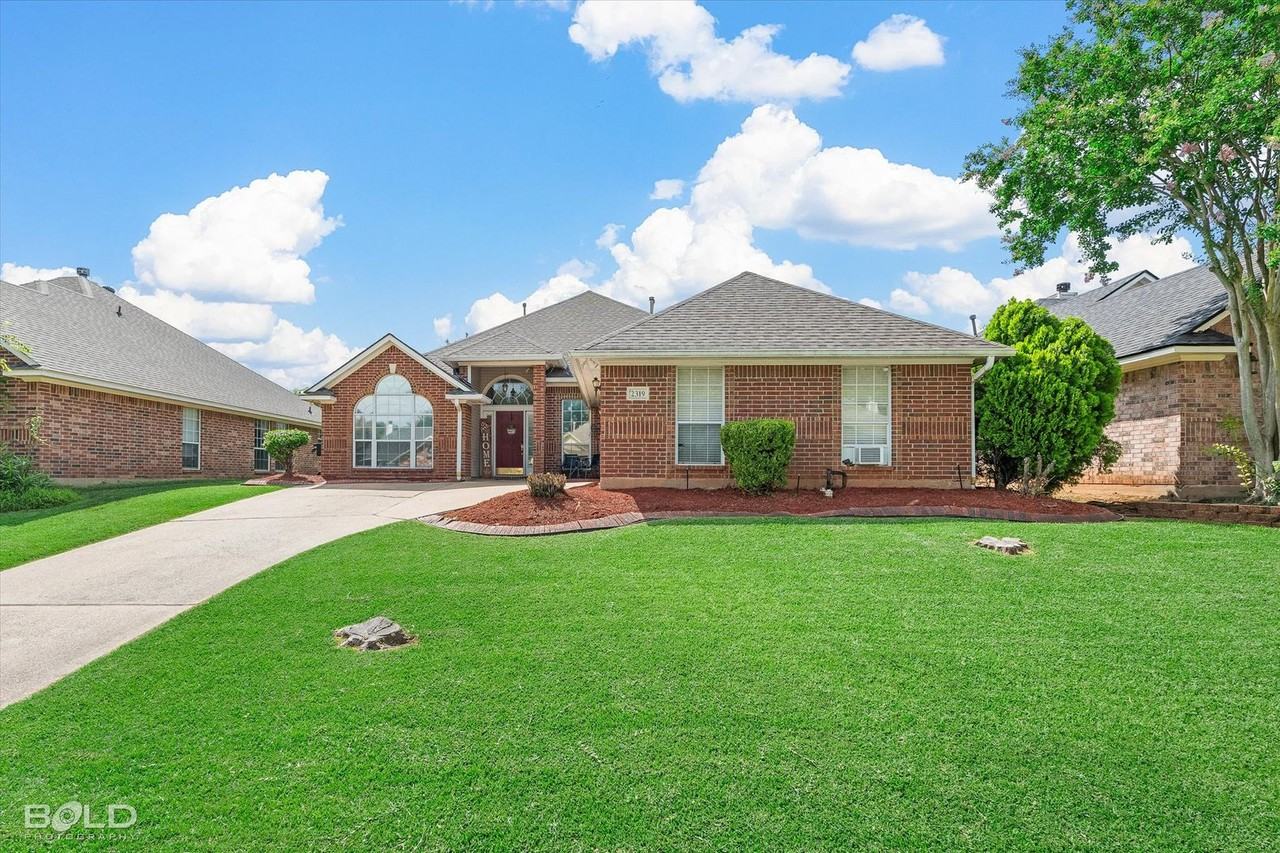 2319 Windsor Court - Photo 3 of 36