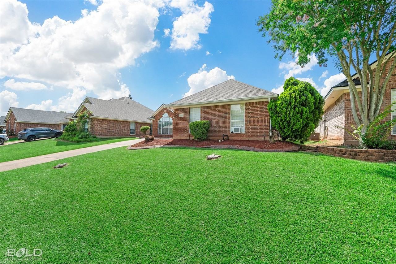 2319 Windsor Court - Photo 5 of 36