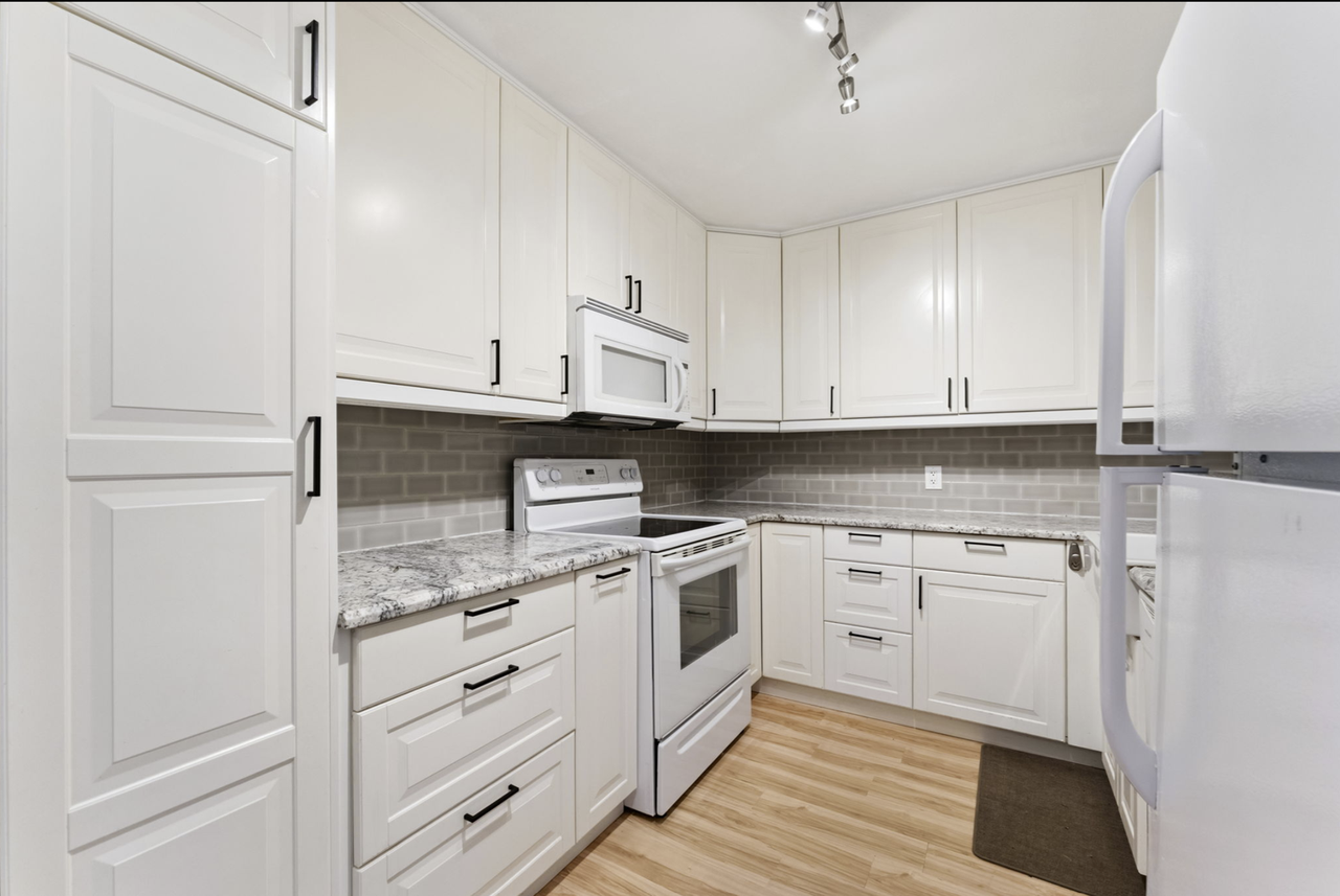 447 Phelps Avenue - Photo 6 of 20