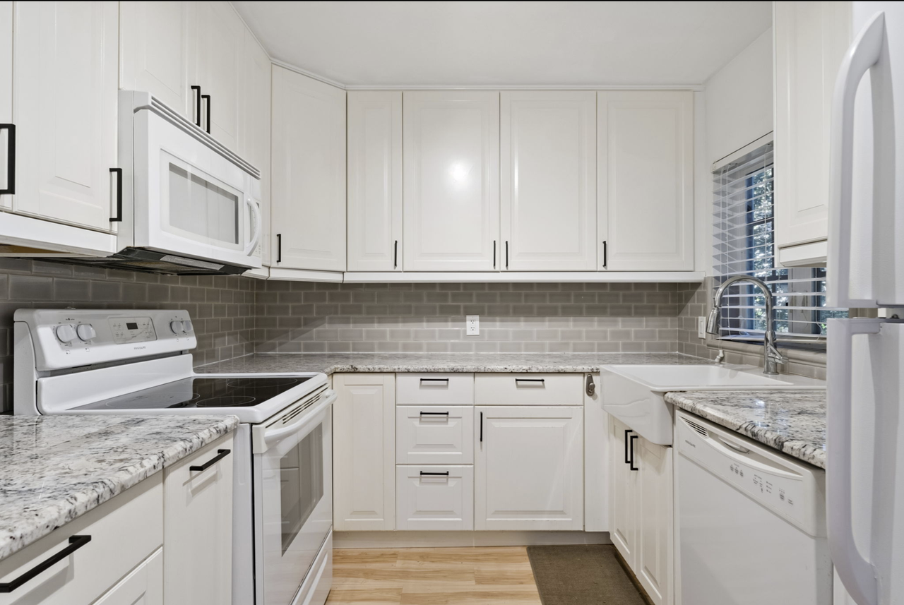 447 Phelps Avenue - Photo 7 of 20