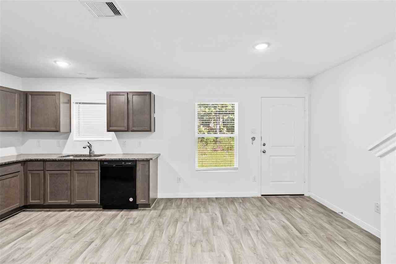 189 Curry St - Photo 3 of 19