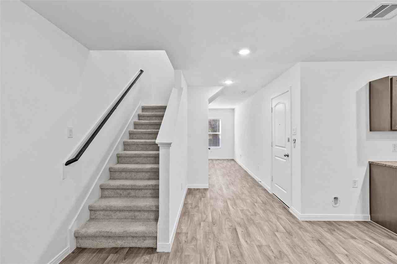 189 Curry St - Photo 7 of 19