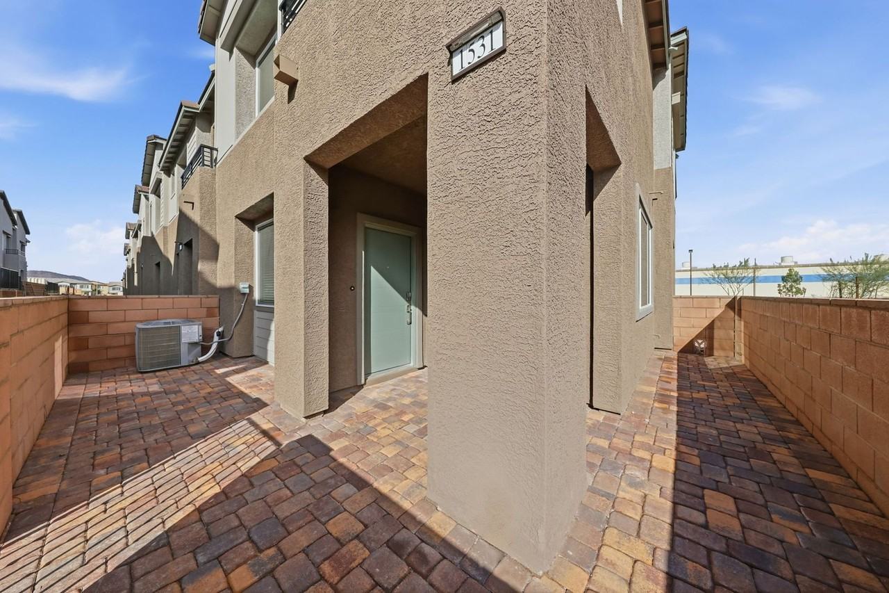 1531 Layla Crossing Ave - Photo 2 of 43