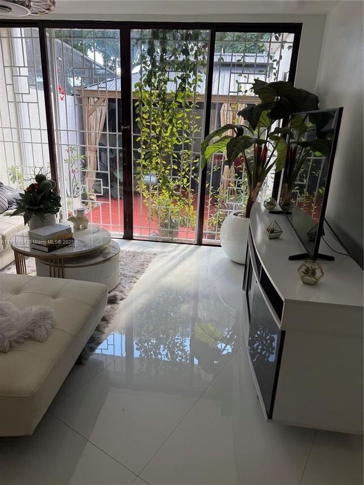 13198 Southwest 10th Terrace Drive - Photo 7 of 19