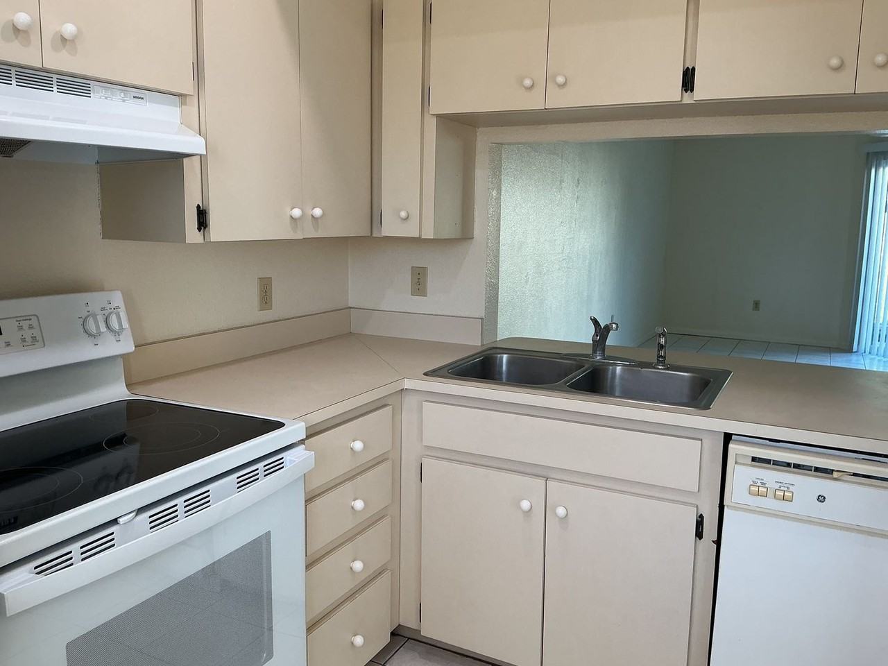 411 E Park St - Photo 4 of 17