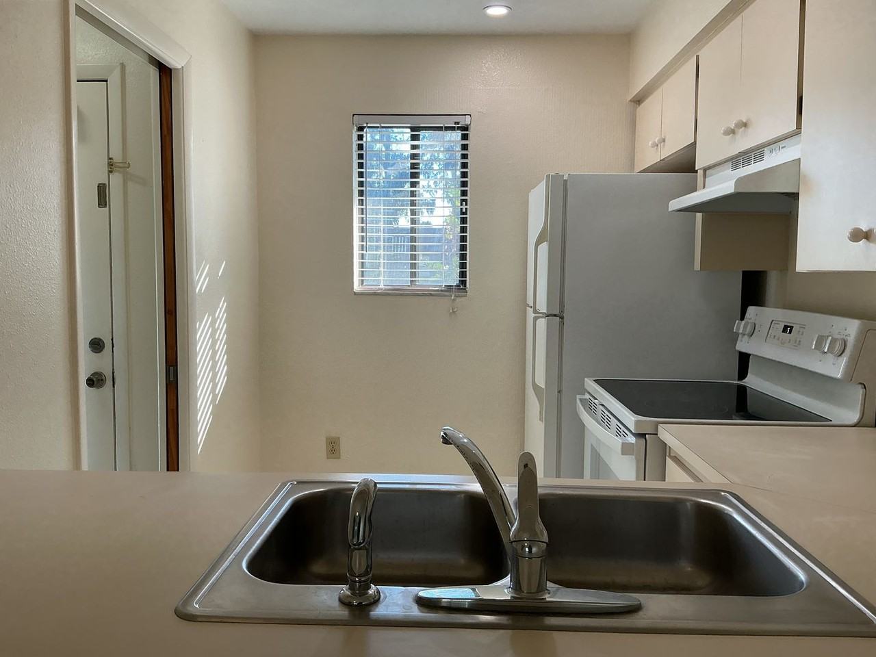 411 E Park St - Photo 5 of 17