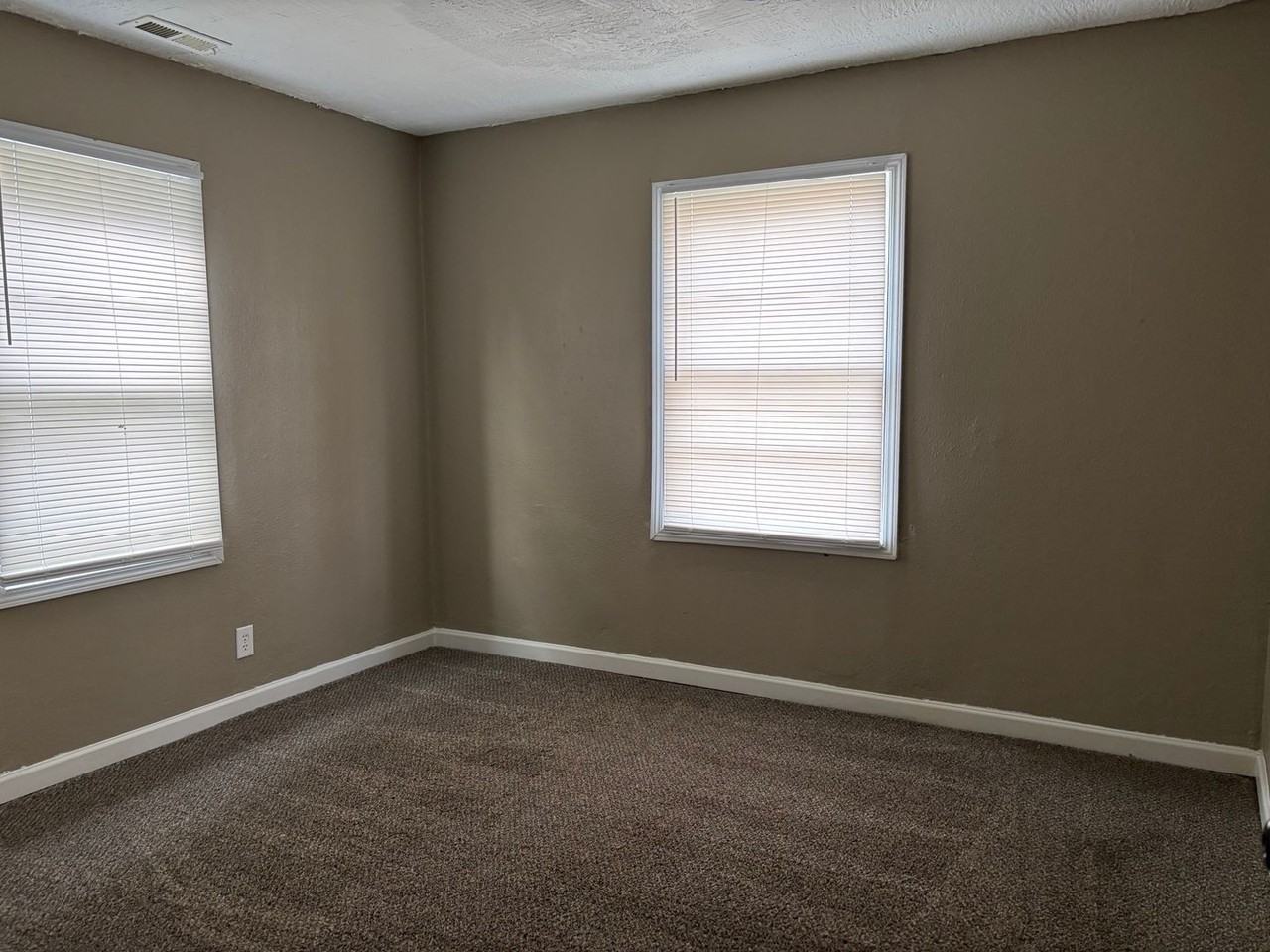 1816 W Scott St - Photo 4 of 18