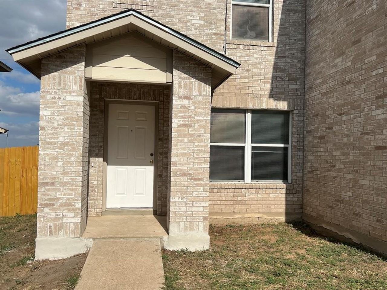 13120 Dearbonne Dr - Photo 2 of 40