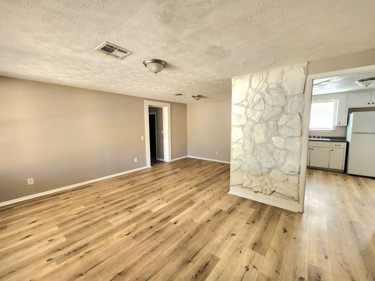 102 White Oak Dr - Photo 3 of 13