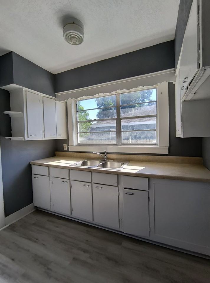 1730 Broxey Ct Ne - Photo 6 of 10