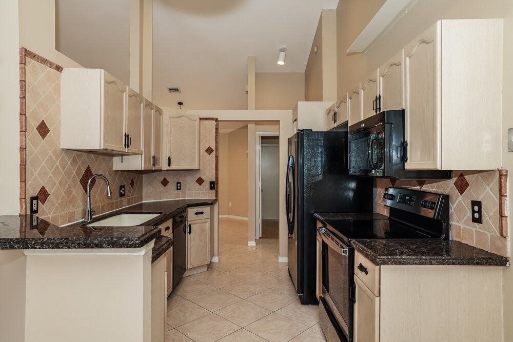 12910 Upper Cove Drive - Photo 7 of 16