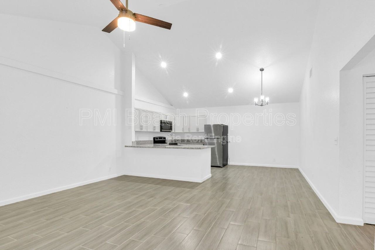 13998 Folkestone Cir - Photo 4 of 14