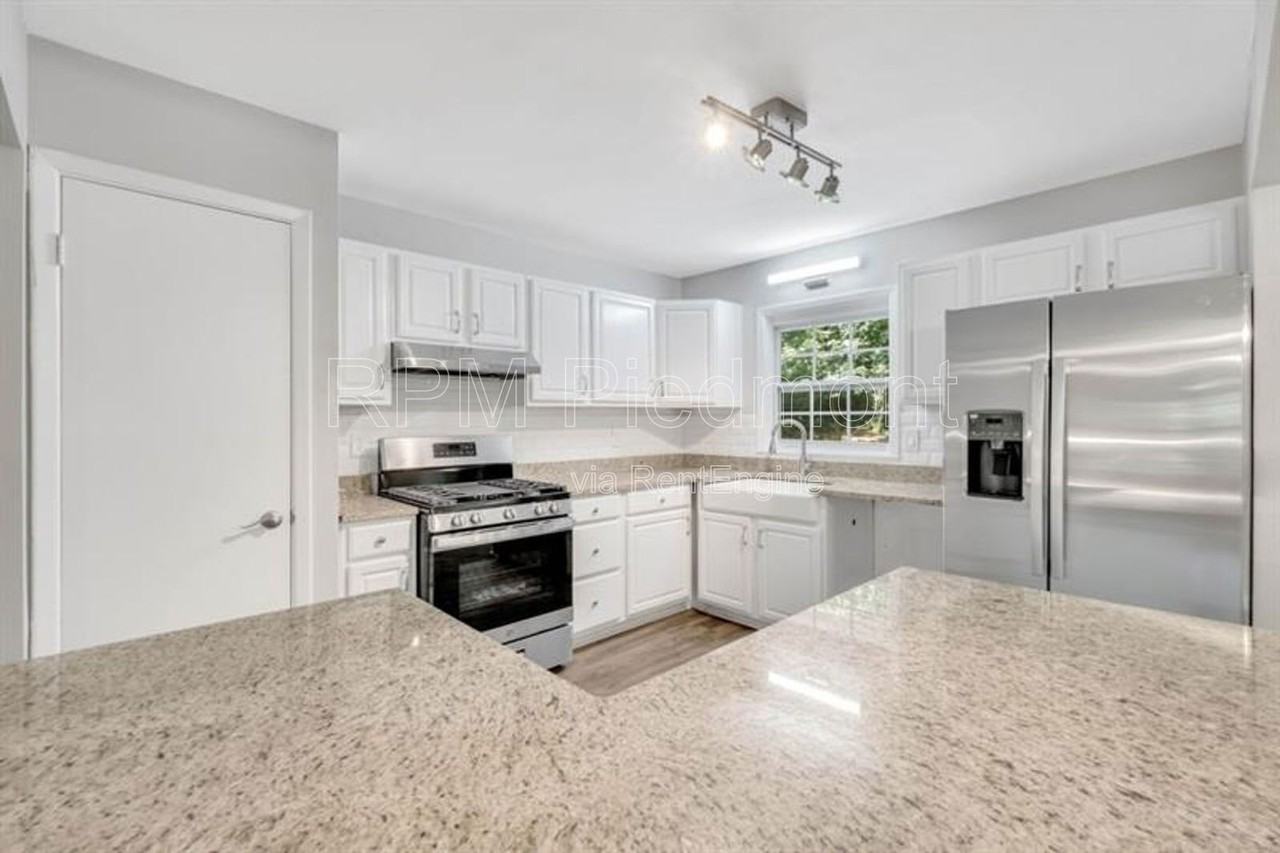 2966 Fern Valley Drive Southwest - Photo 3 of 26