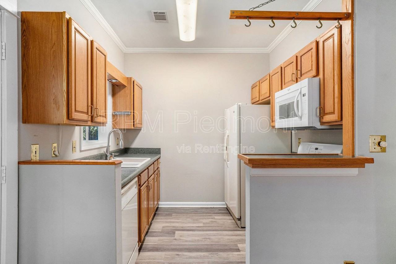 388 Oakland Avenue Southeast - Photo 3 of 31