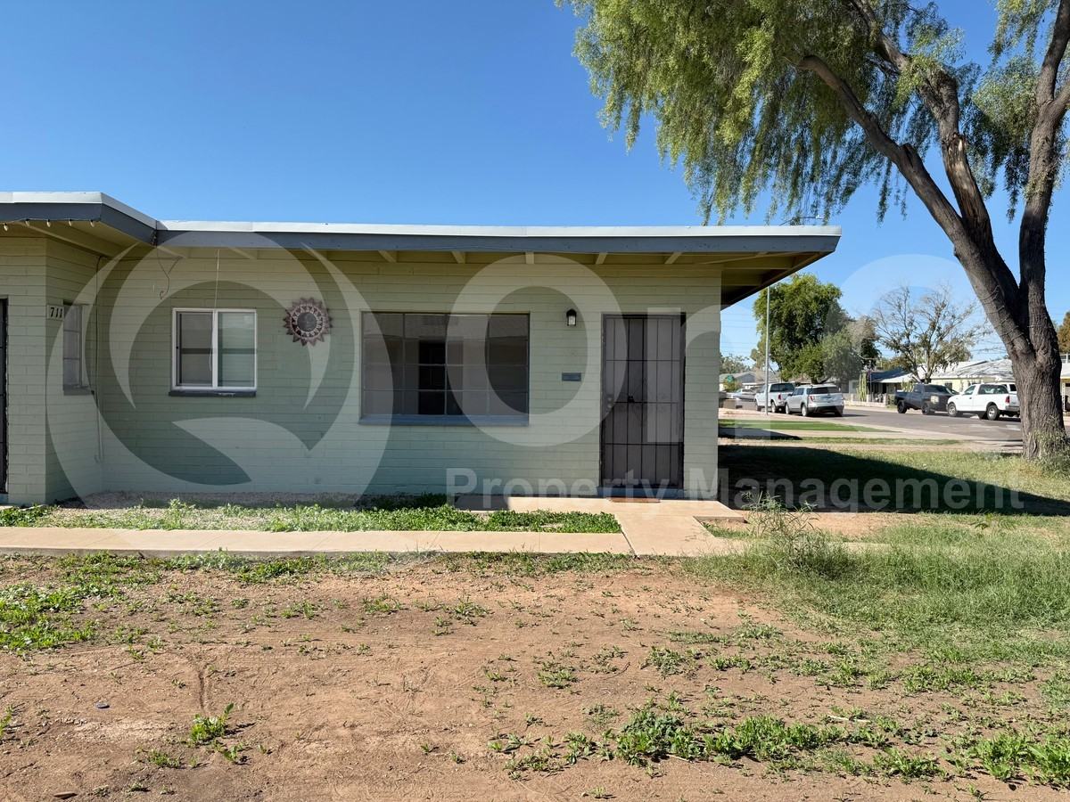 709 W 1st St #1 - Photo 3 of 19