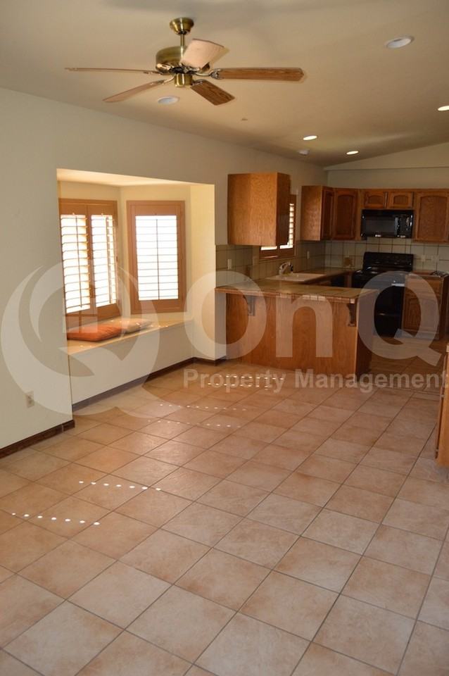 5242 W Fallen Leaf Ln - Photo 4 of 18