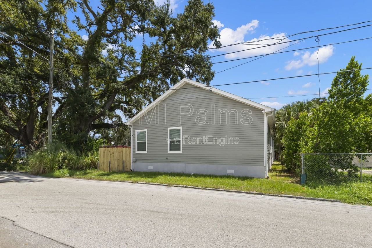 1521 Preston St S - Photo 6 of 43