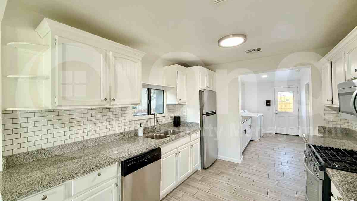 1922 W Jefferson St - Photo 2 of 15