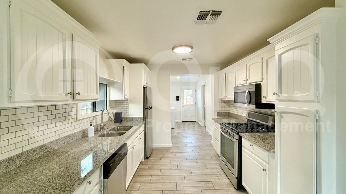 1922 W Jefferson St - Photo 4 of 15