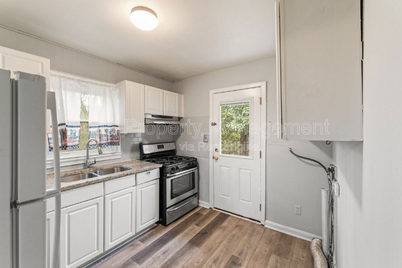 575 Georgia Avenue - Photo 3 of 10