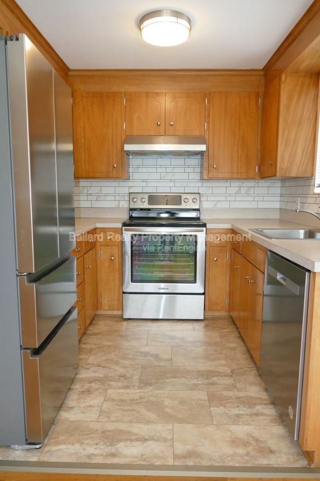 2430 Nw 59th St - Photo 6 of 13