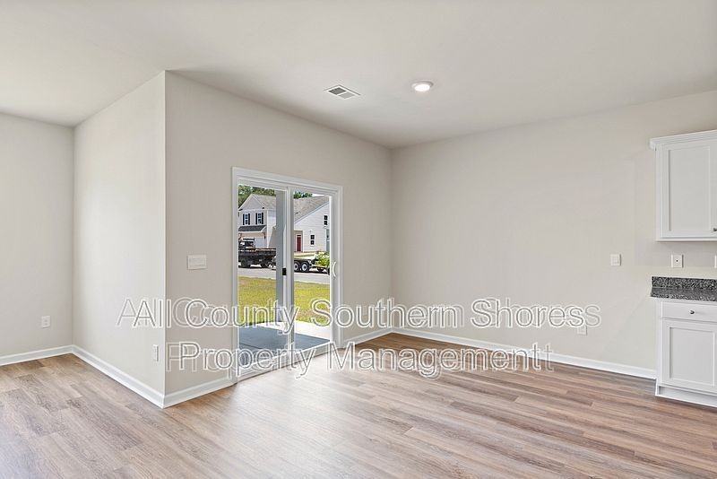 215 Konik St - Photo 7 of 33