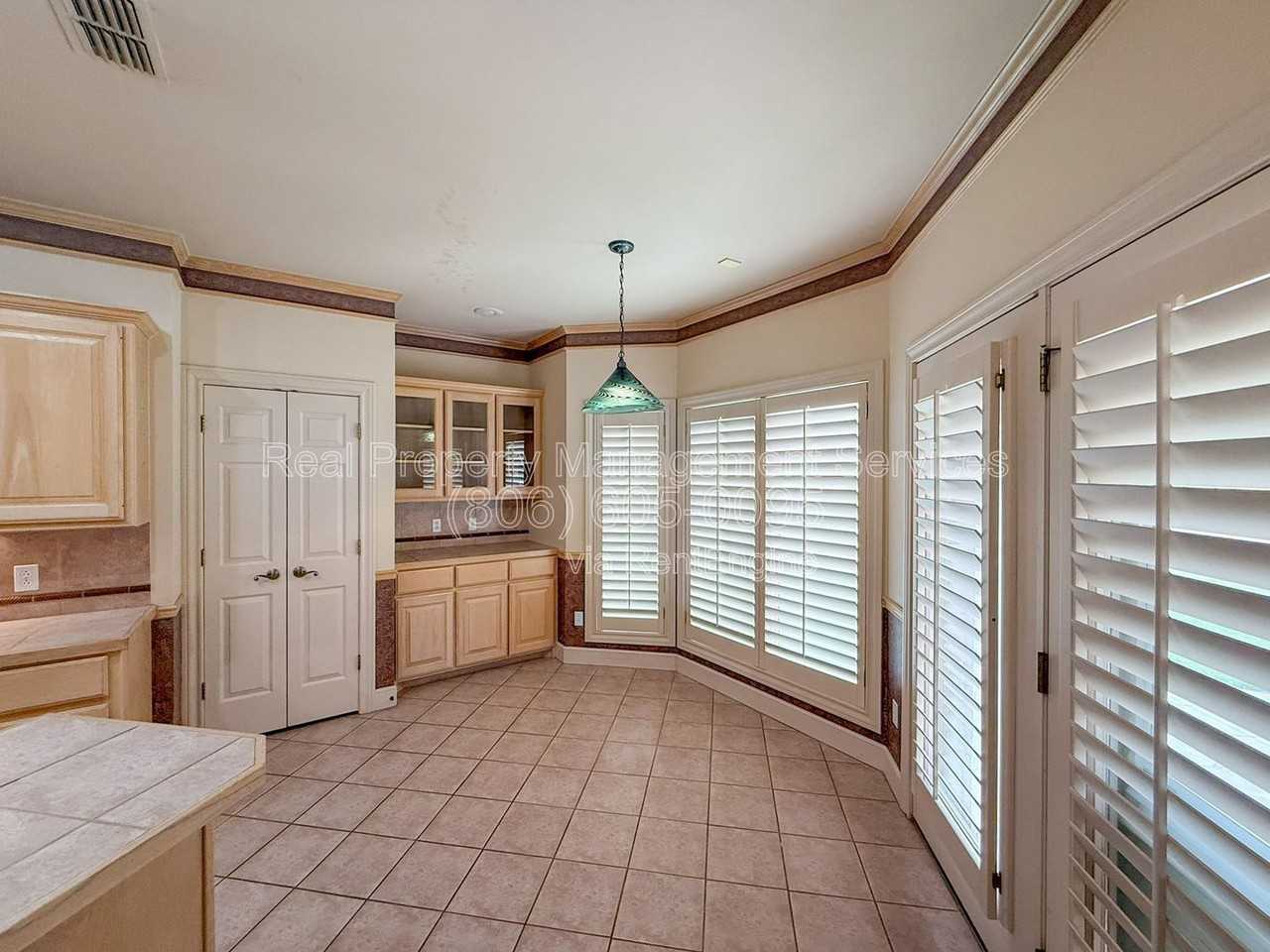 2707 Regis St - Photo 4 of 15