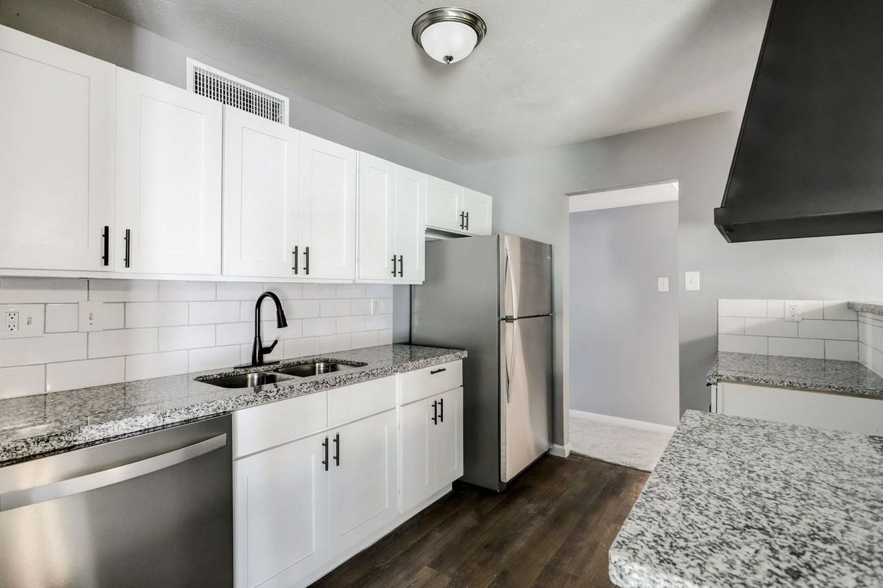 14107 Pinewest Dr - Photo 4 of 10