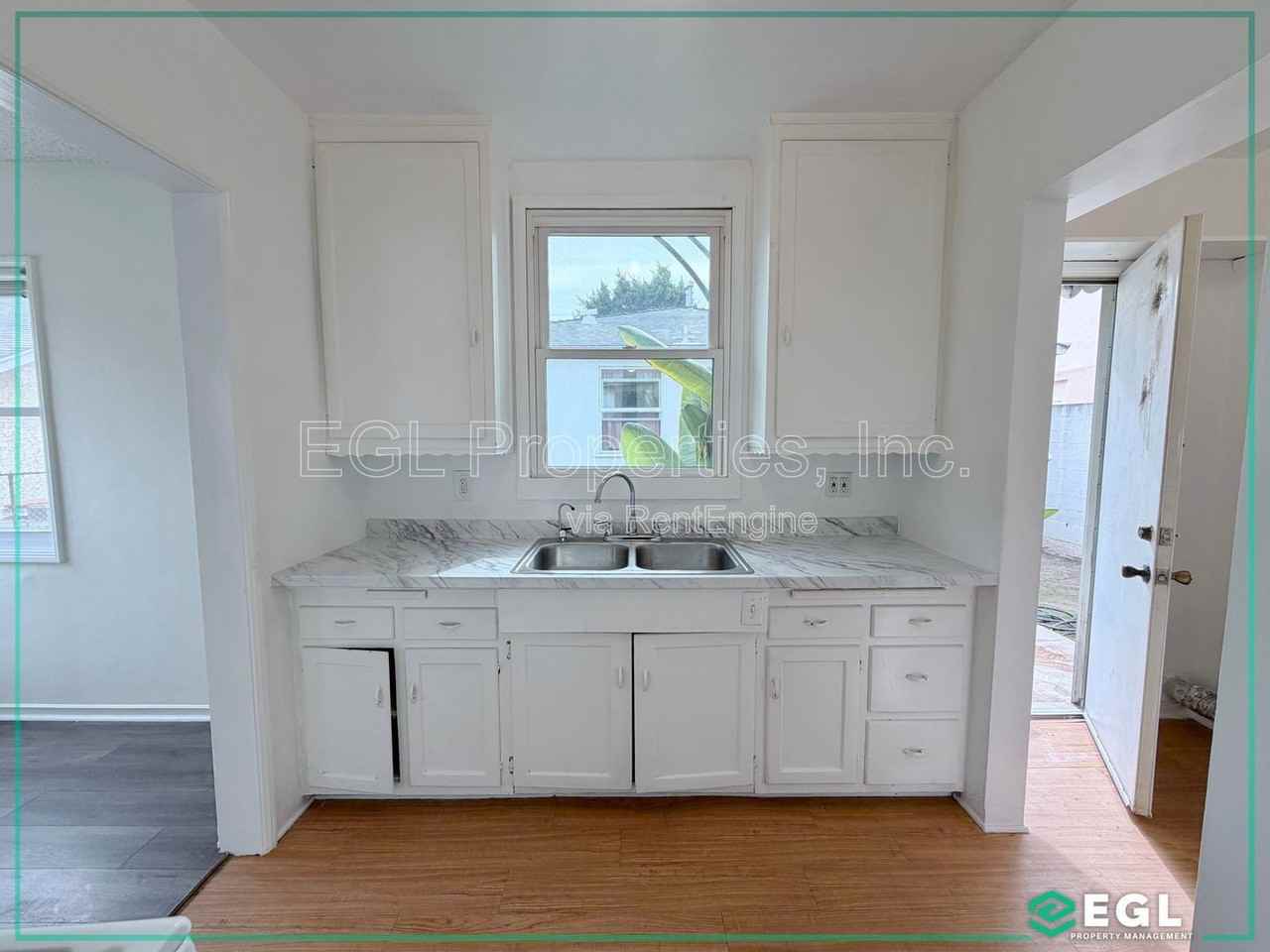 315 W Queen St #C - Photo 5 of 12