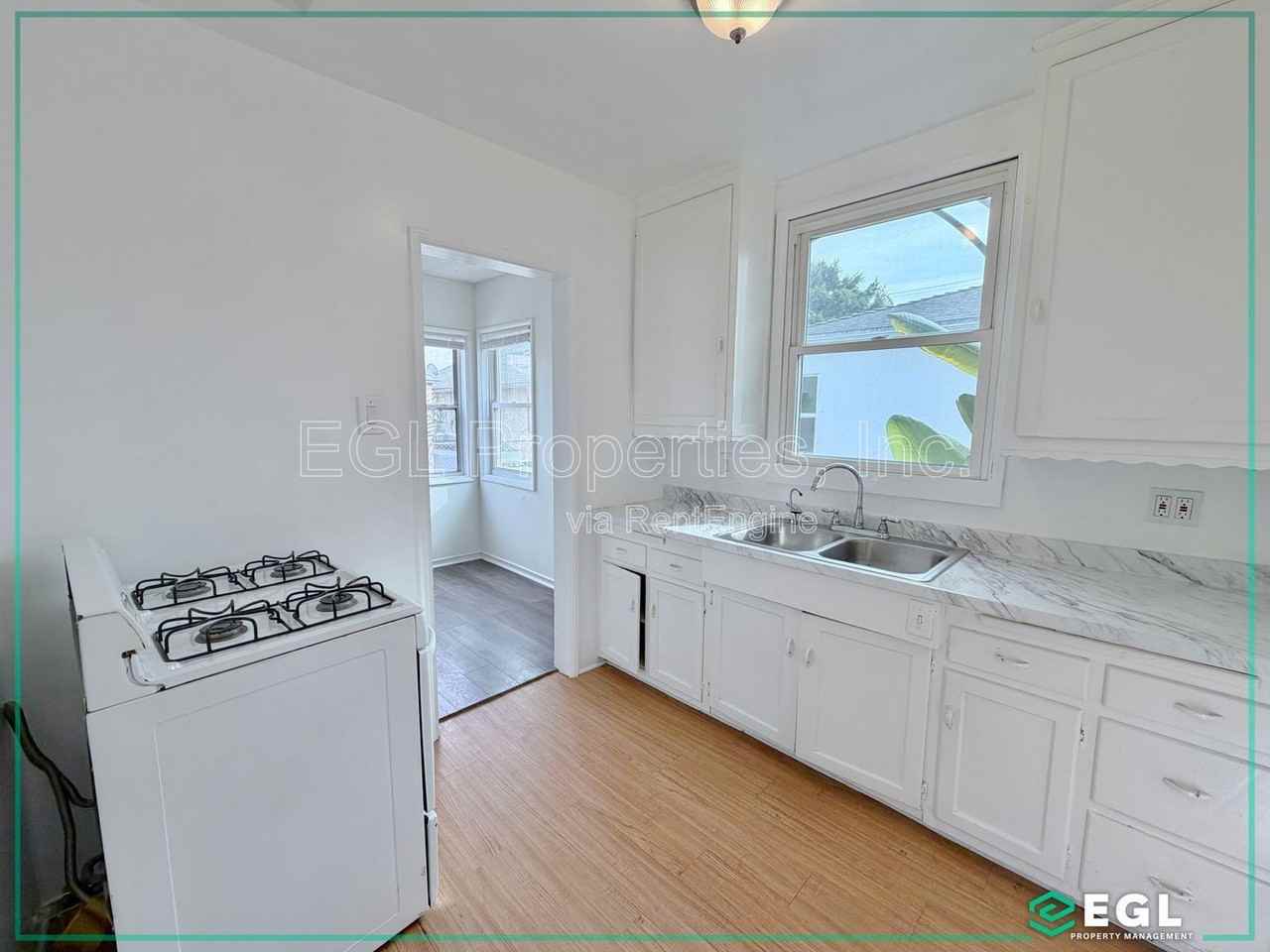 315 W Queen St #C - Photo 6 of 12