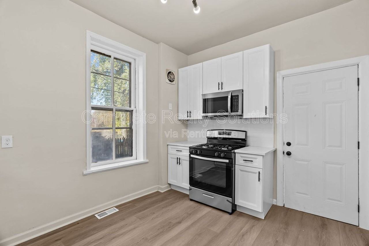 3915 Russell Blvd #1F - Photo 5 of 21