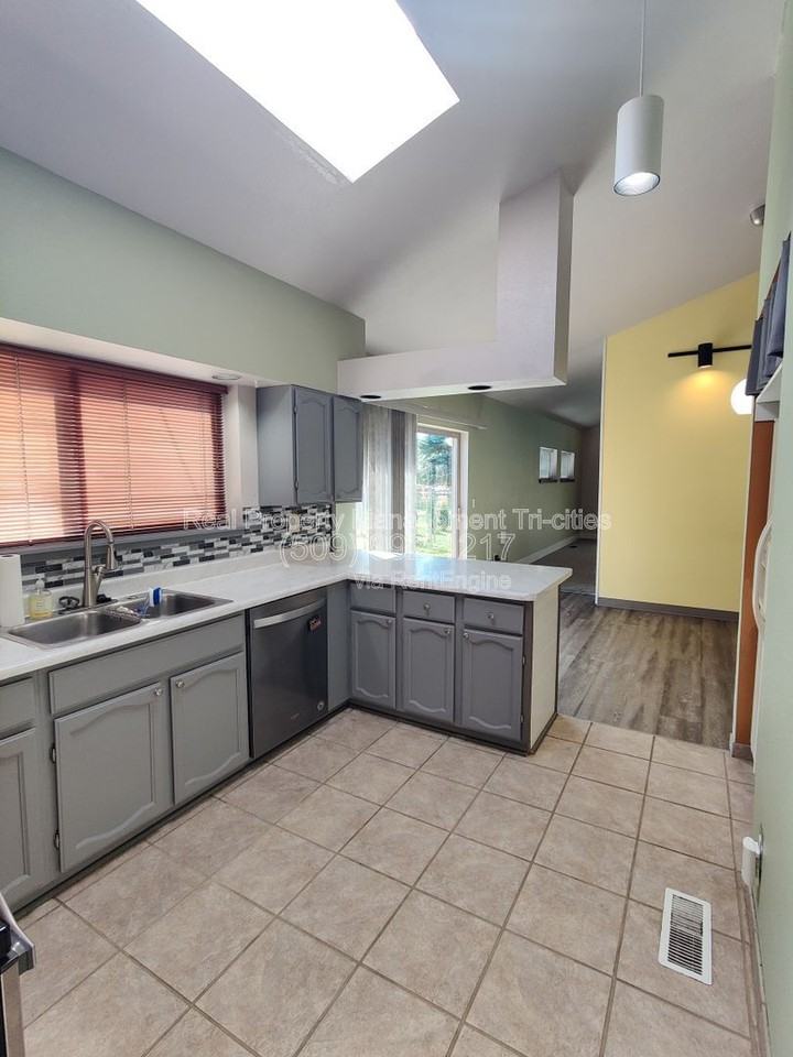 1607 Putnam Street - Photo 5 of 27