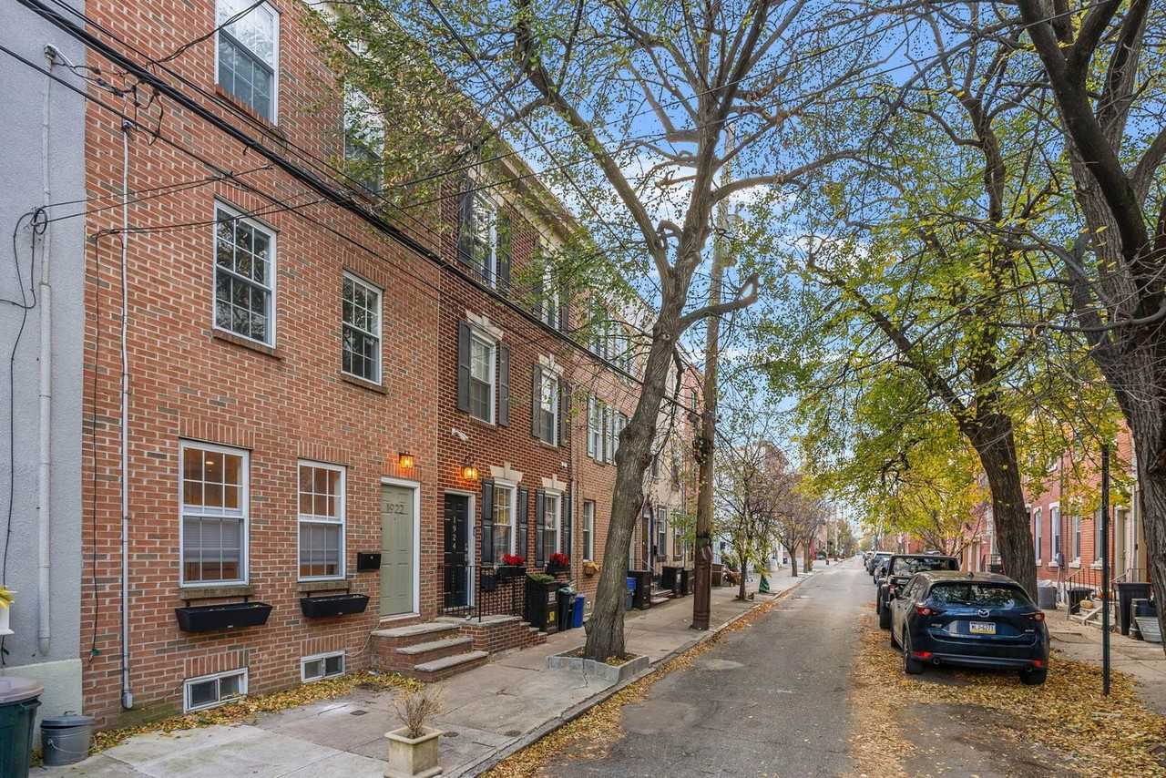 1922 Montrose St - Photo 2 of 30