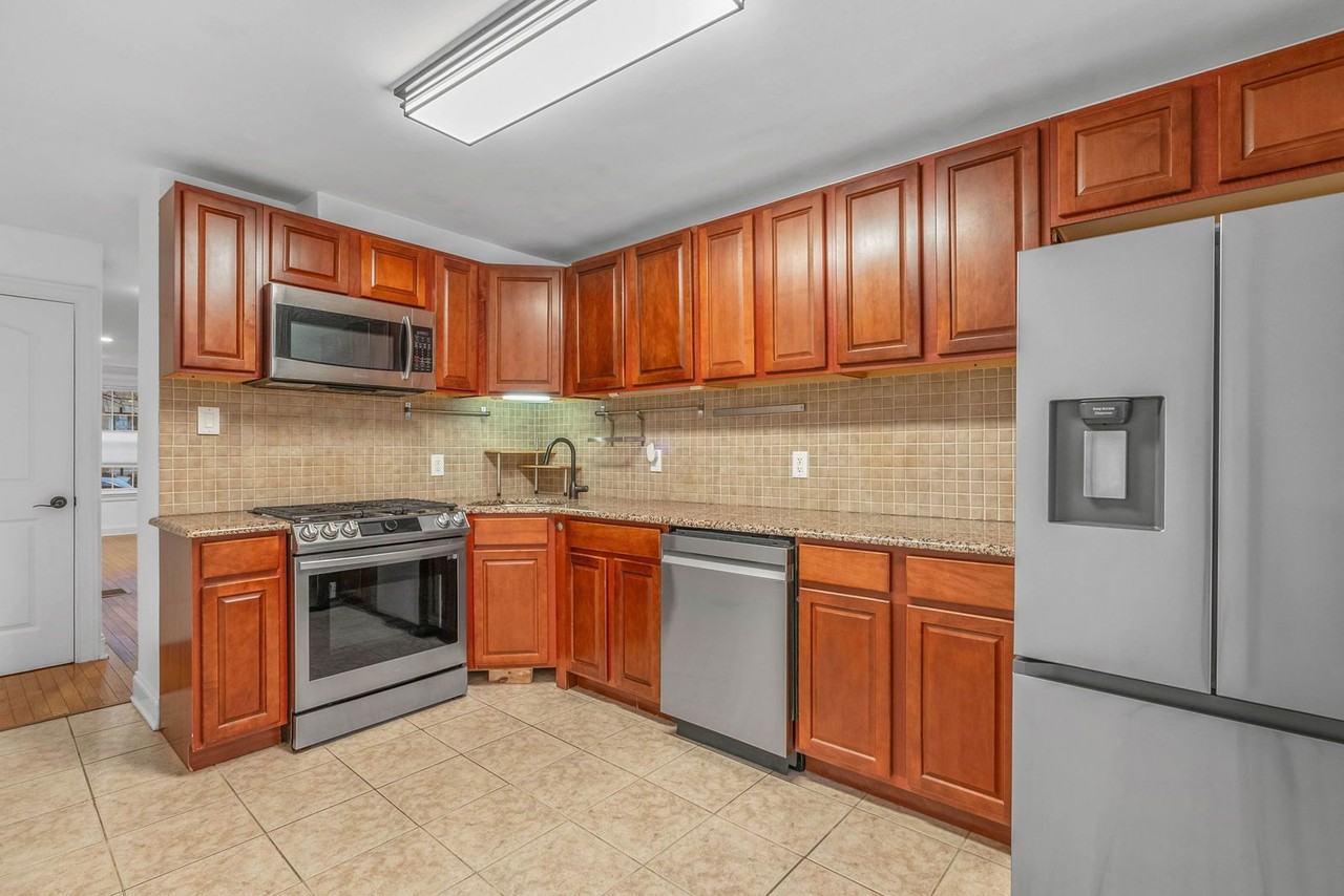 1922 Montrose St - Photo 4 of 30