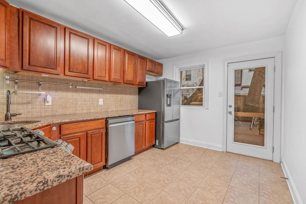 1922 Montrose St - Photo 5 of 30