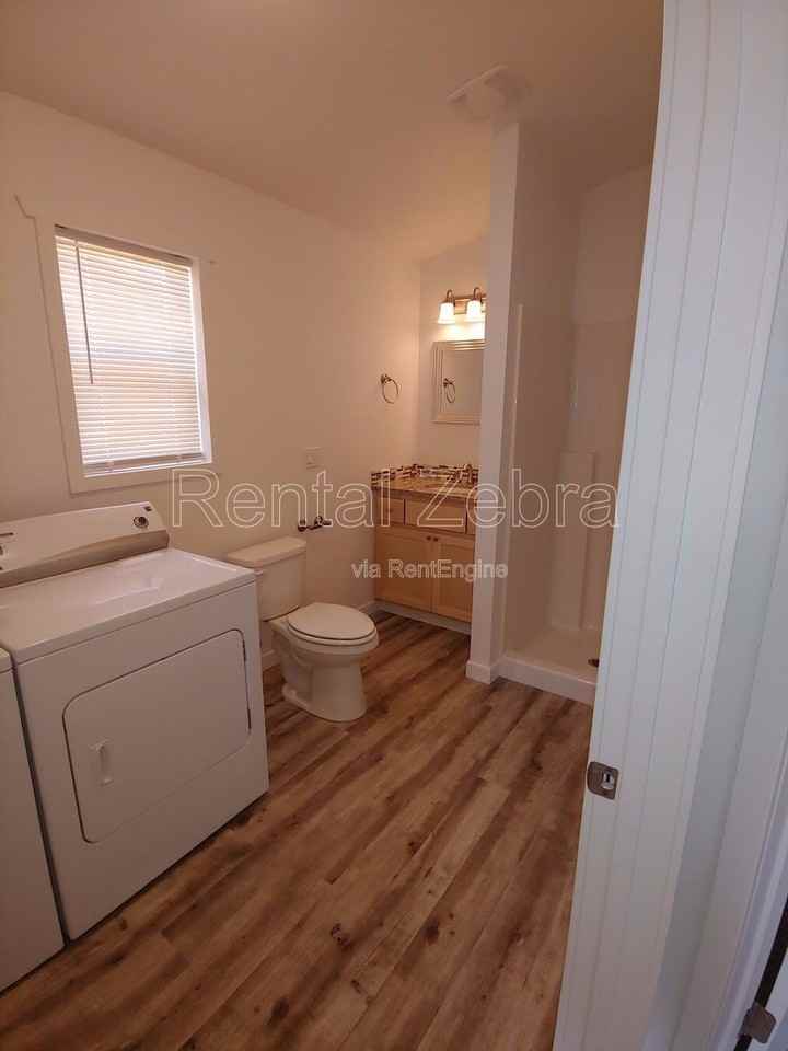 921 Nw Oak Ln - Photo 2 of 7