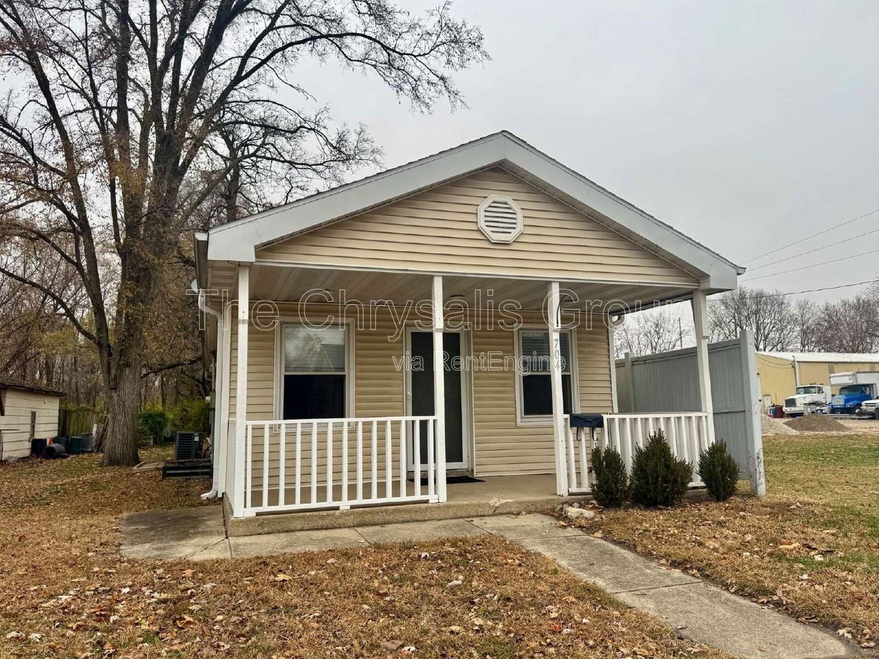 704 W Superior St - Photo 2 of 10