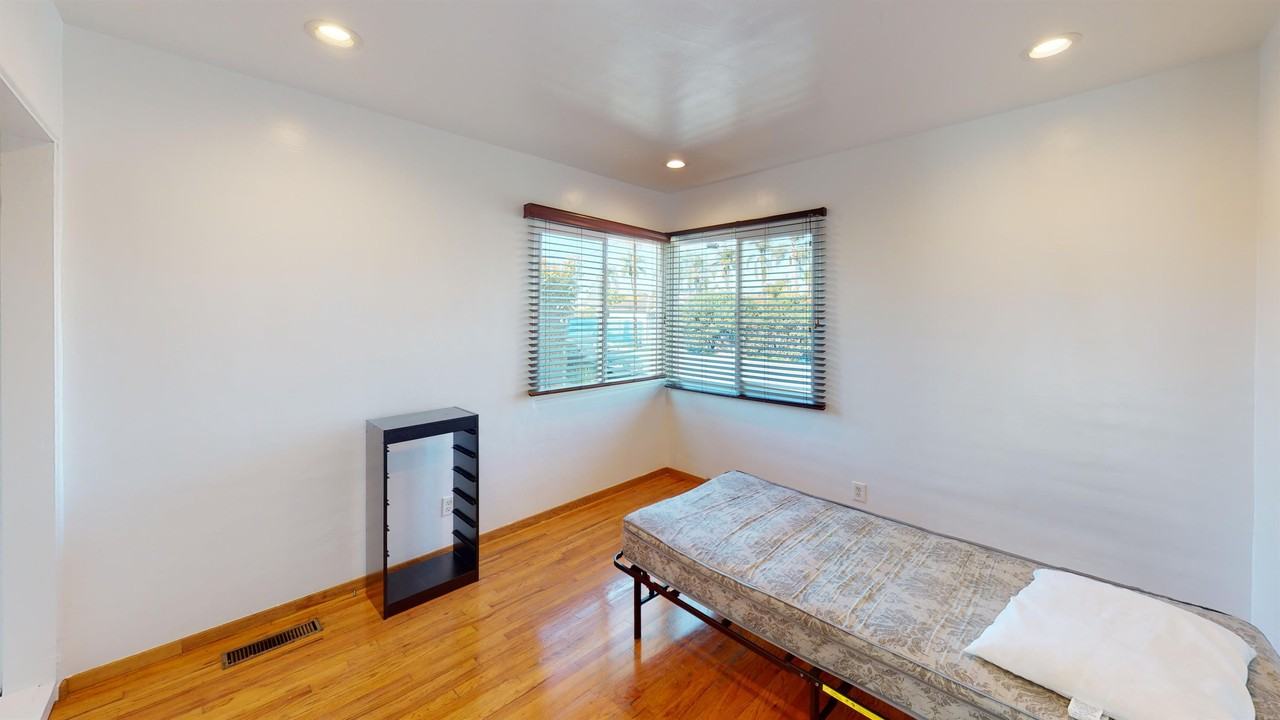 6225 Hobart St - Photo 3 of 11