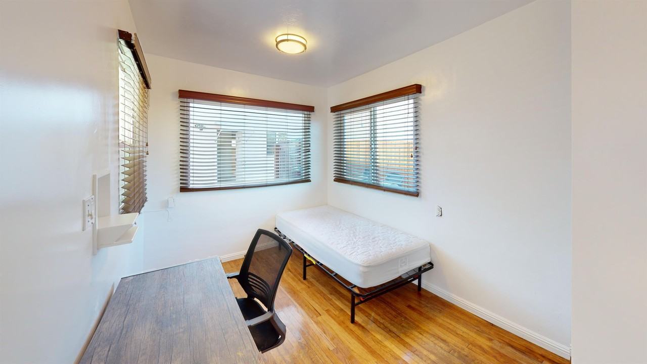 6225 Hobart St - Photo 7 of 11