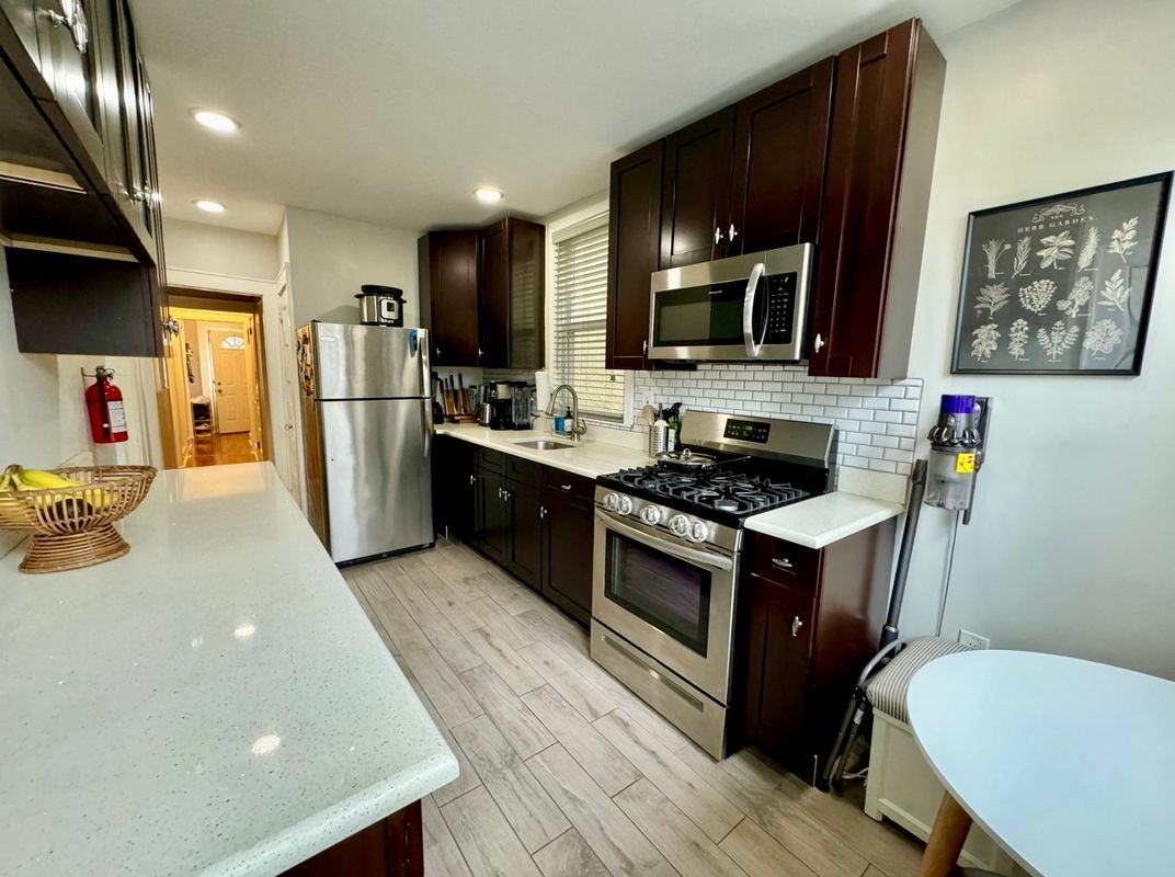 10 Willowdale Avenue - Photo 3 of 27