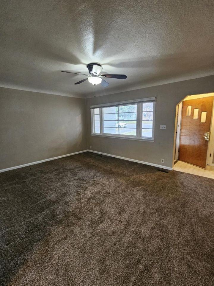 1040 Harvard Ave - Photo 2 of 10