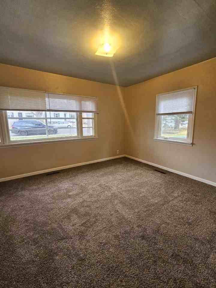 1040 Harvard Ave - Photo 3 of 10