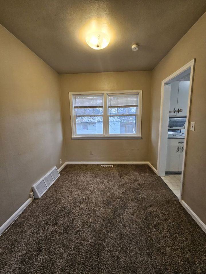 1040 Harvard Ave - Photo 6 of 10