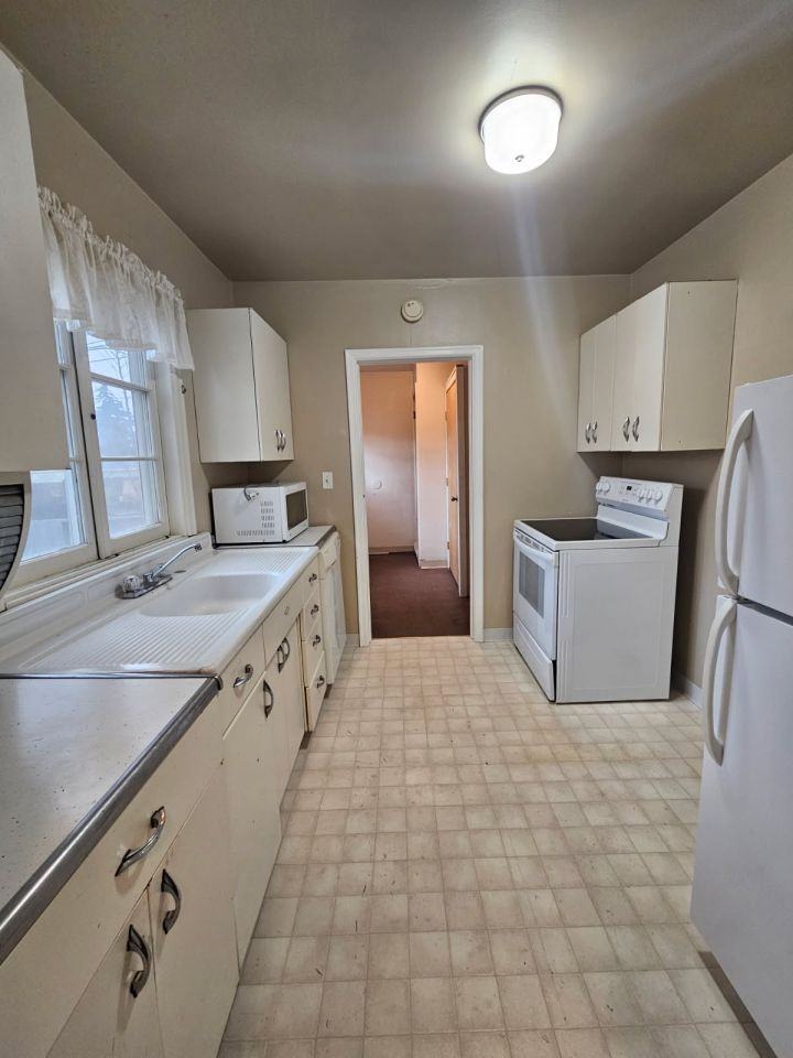 1040 Harvard Ave - Photo 7 of 10